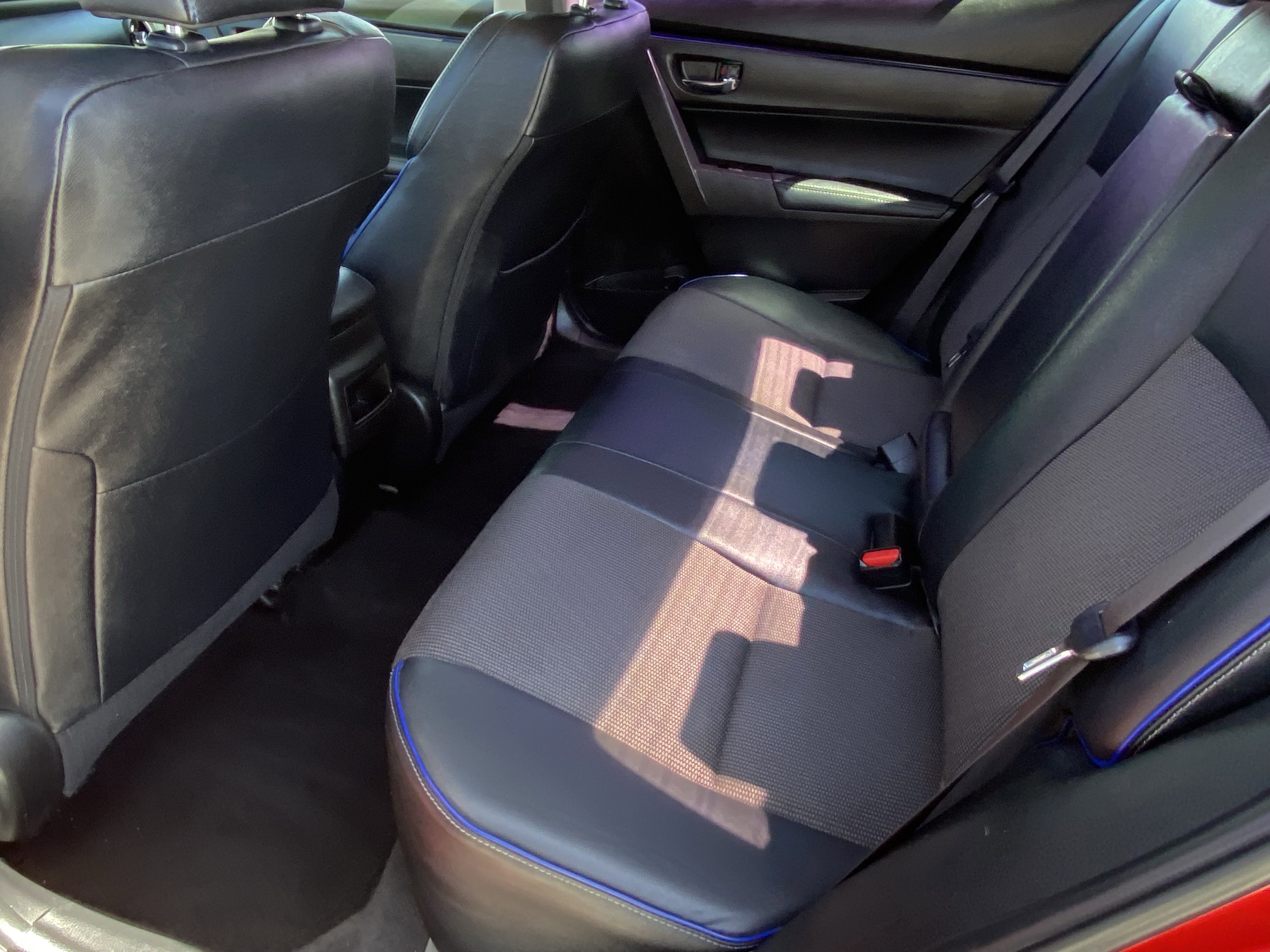 Used 2018 Toyota Corolla SE w/ Carpet Mat Package (TMS) FWD image 22