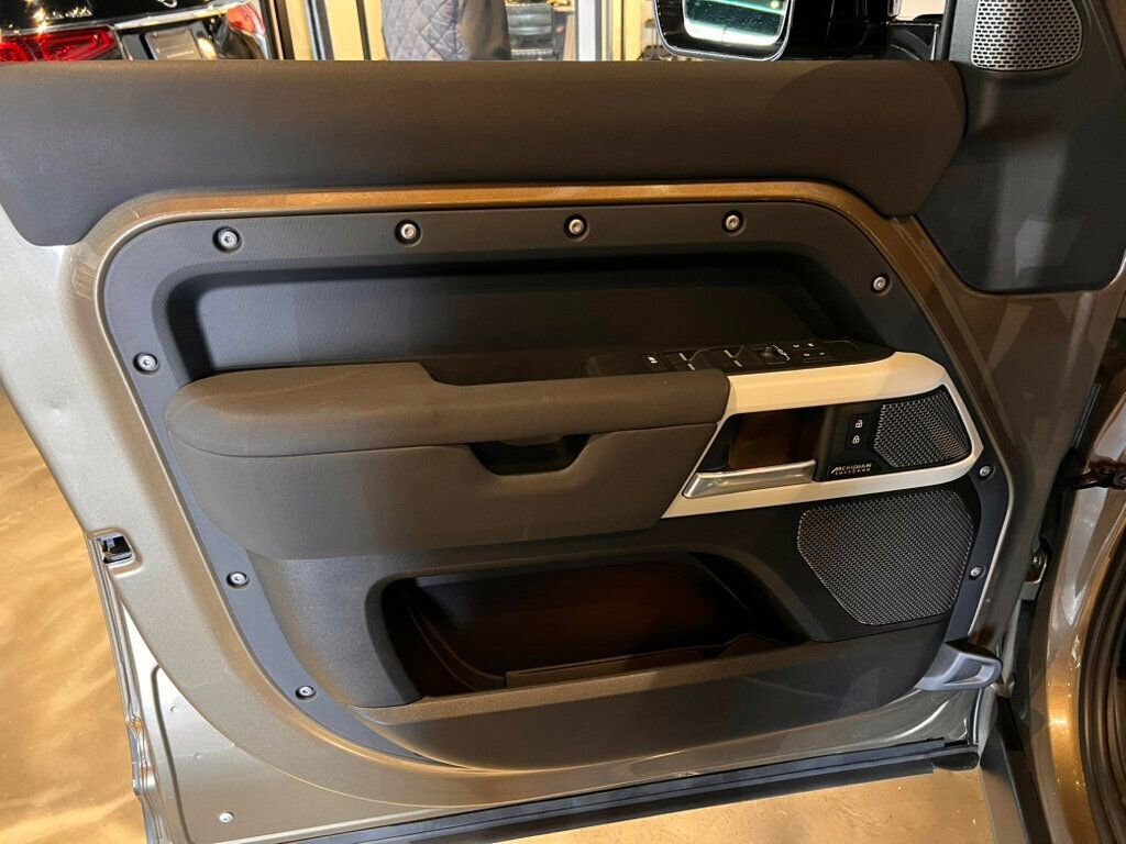 Used 2023 Land Rover Defender 110 X-Dynamic SE image 14