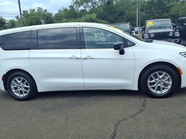 Certified 2024 Chrysler Pacifica Touring-L FWD image 4