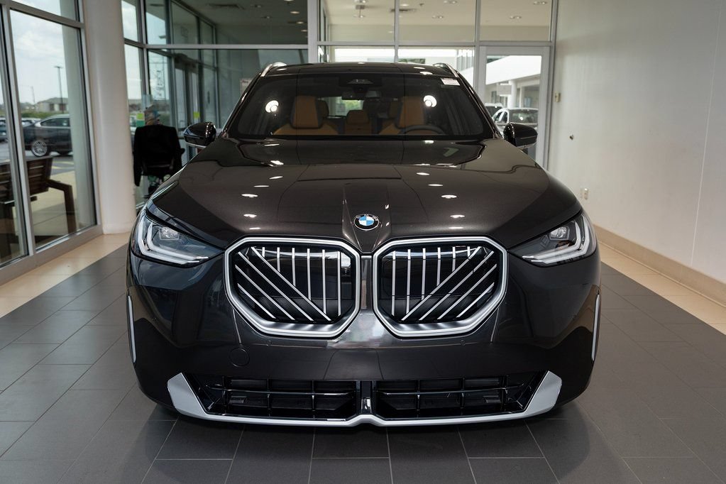 Used 2025 BMW X3 xDrive30i w/ Premium Package AWD/4WD image 2