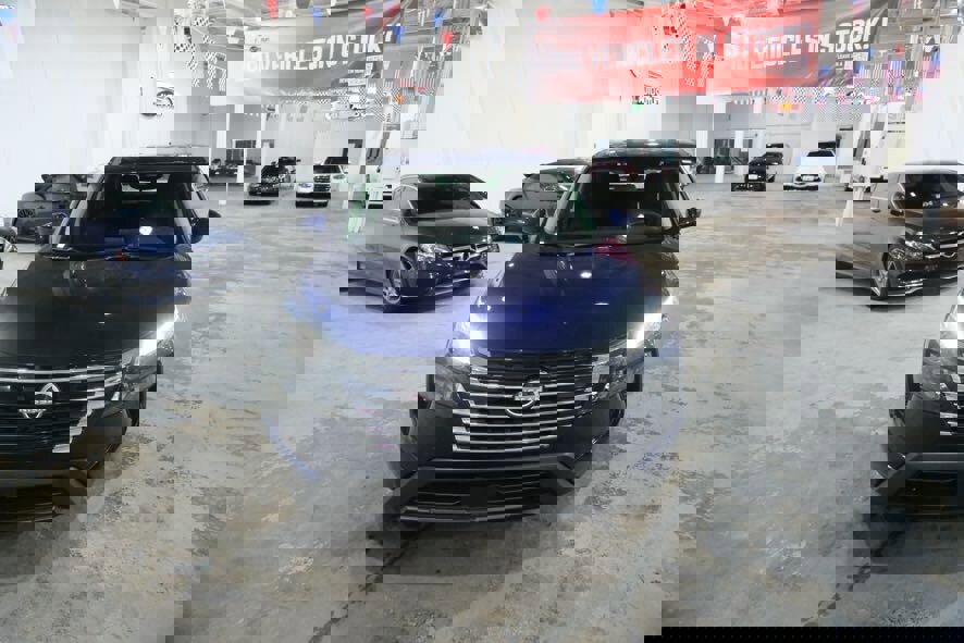 Used 2025 Nissan Rogue SV image 3