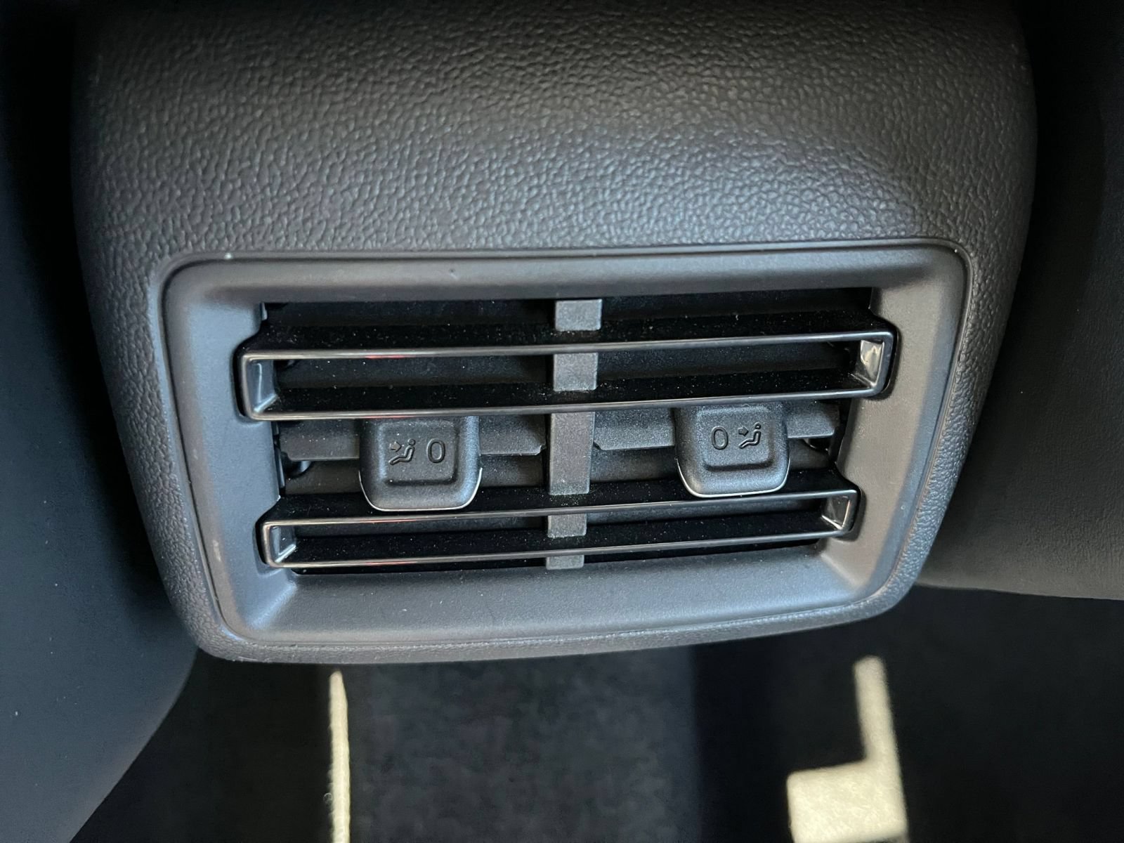 Used 2026 Volkswagen Tiguan SE AWD/4WD image 24