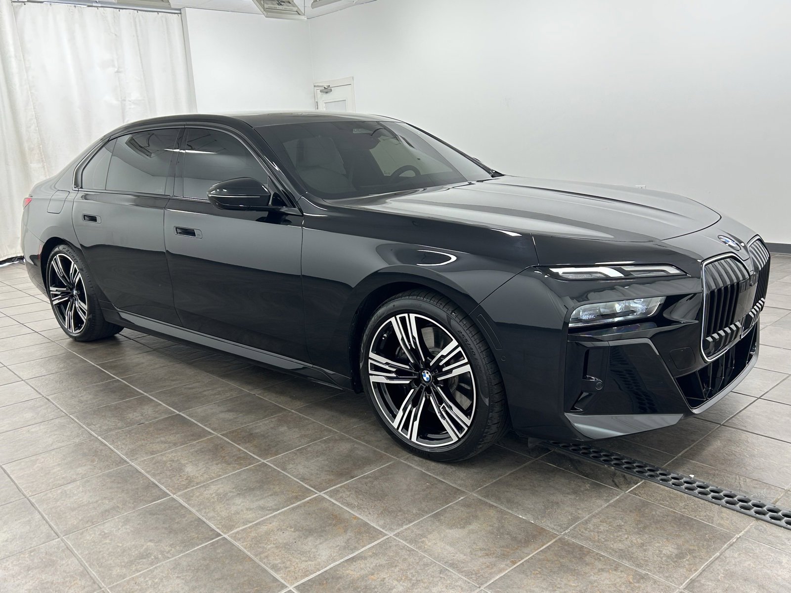 Used 2025 BMW 760i xDrive w/ Premium Package image 6