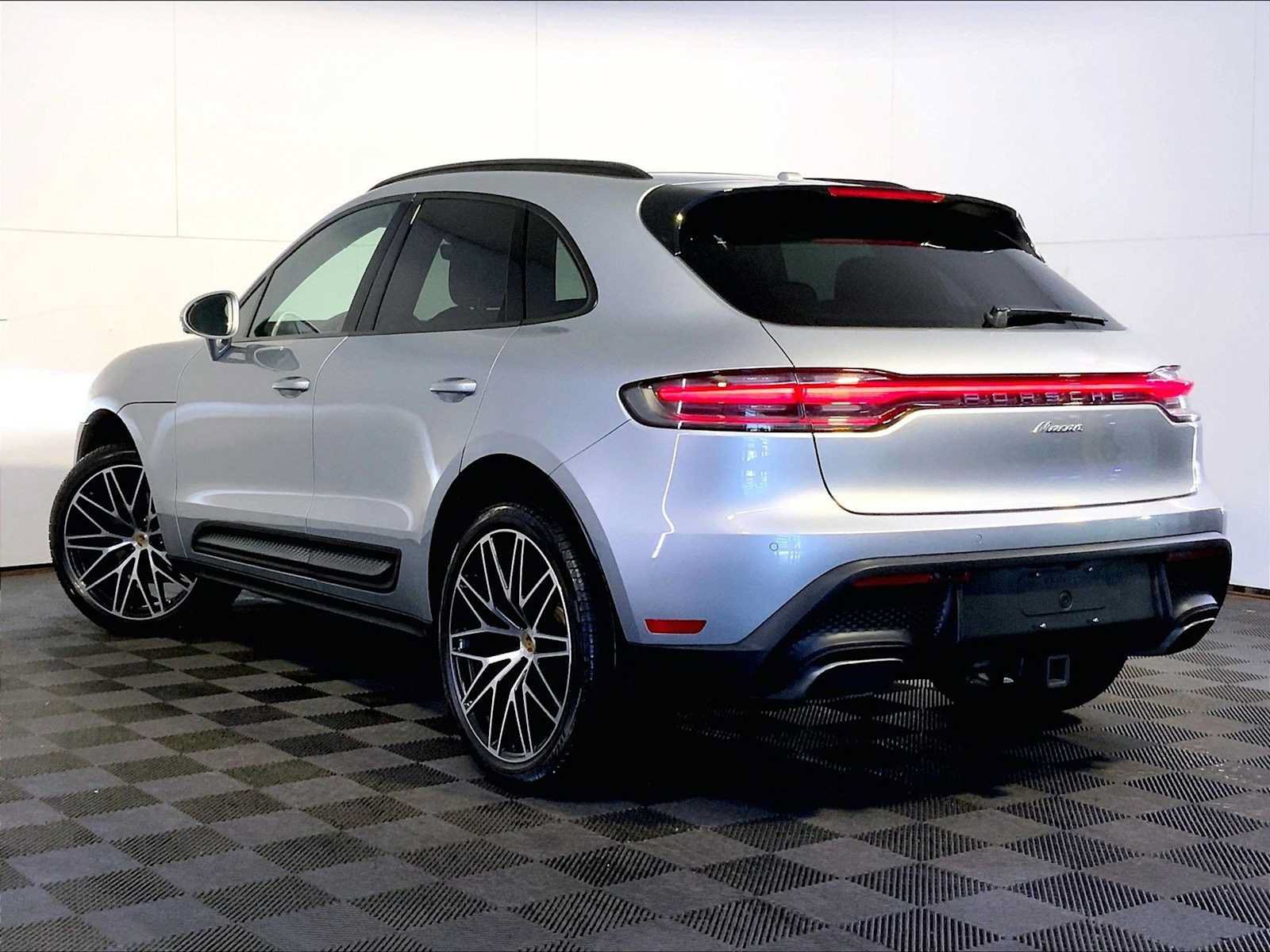 Certified 2026 Porsche Macan AWD/4WD image 3
