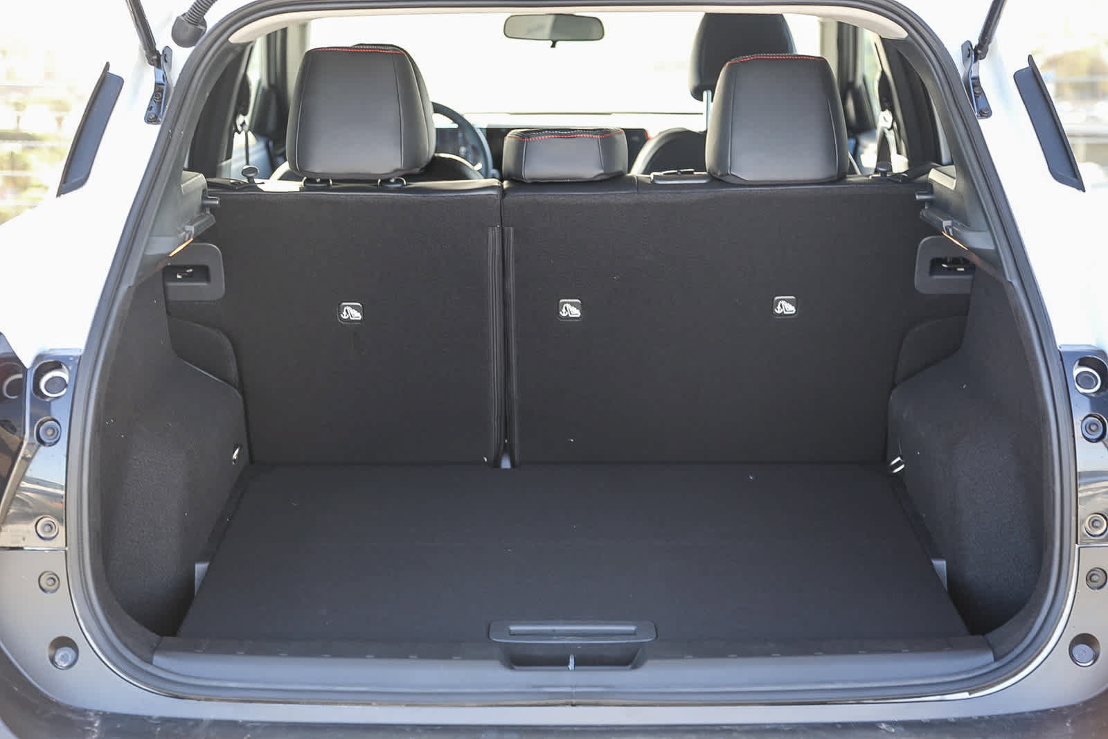 New 2025 Nissan Kicks SR FWD image 12