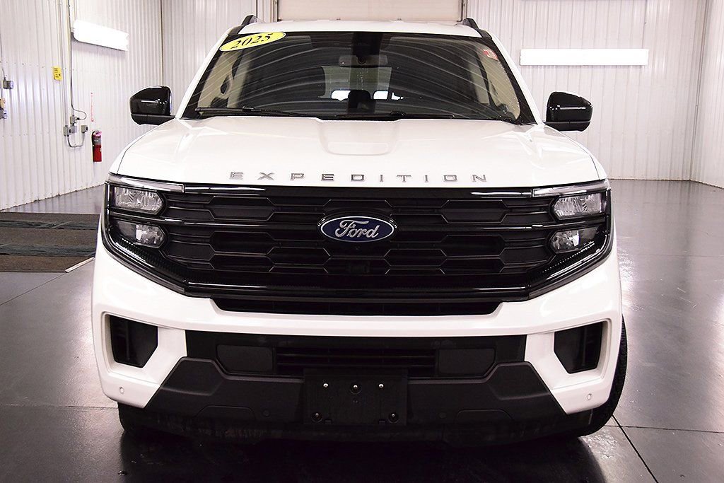 Used 2025 Ford Expedition Max Active AWD/4WD image 2