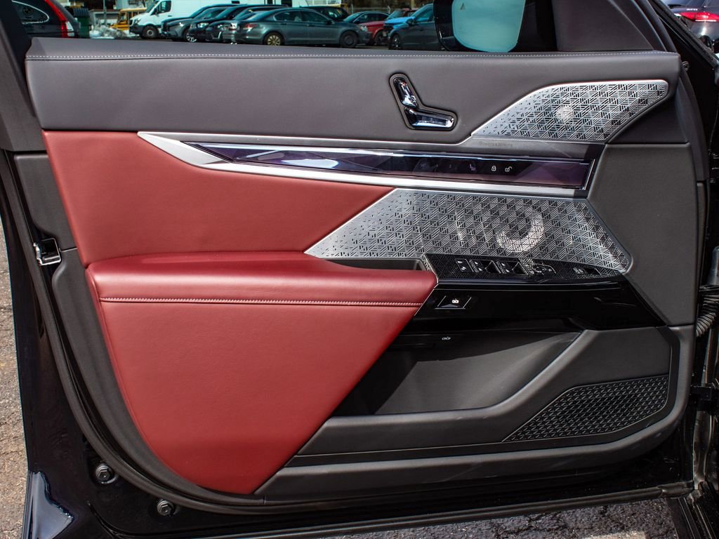 Used 2024 BMW i7 xDrive60 image 8