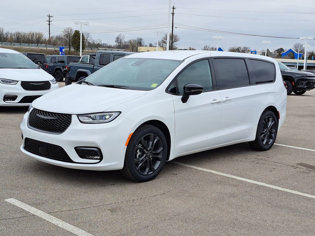 New 2026 Chrysler Pacifica Select image 2
