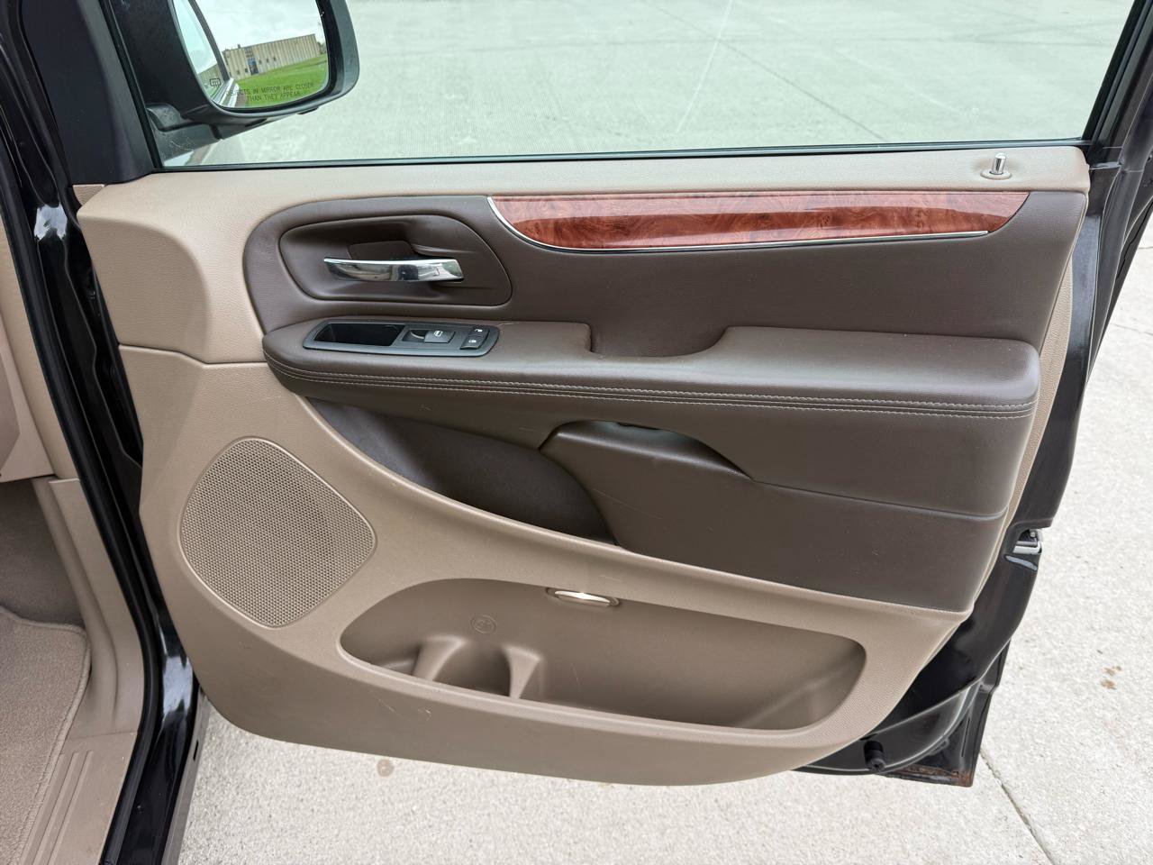 Used 2011 Chrysler Town & Country Touring-L w/ Entertainment Group #2 FWD image 25