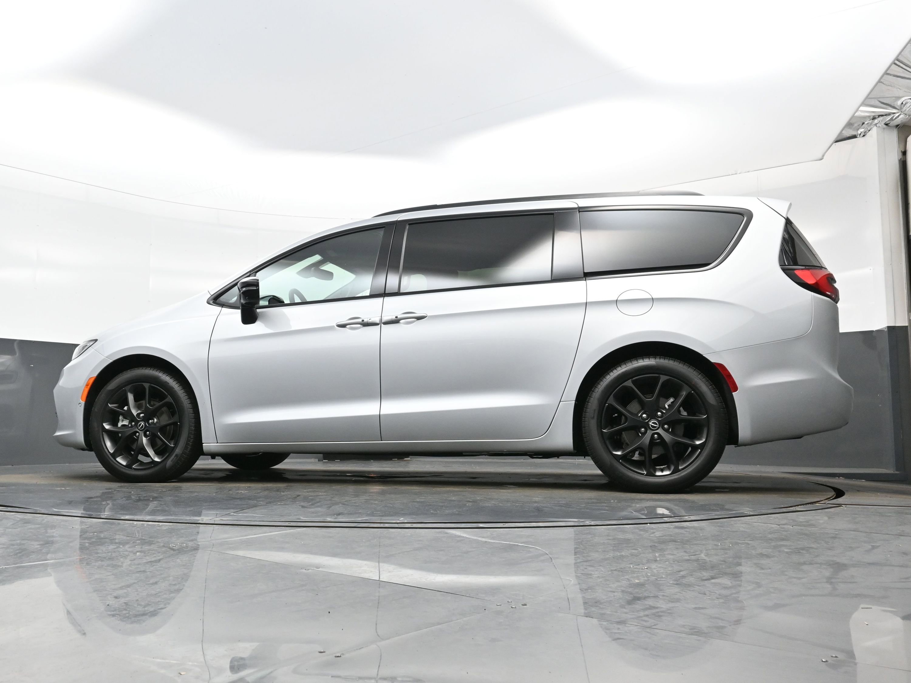 New 2026 Chrysler Pacifica Limited w/ S Appearance Package image 13