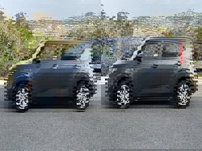 Used 2021 Kia Soul LX image 3