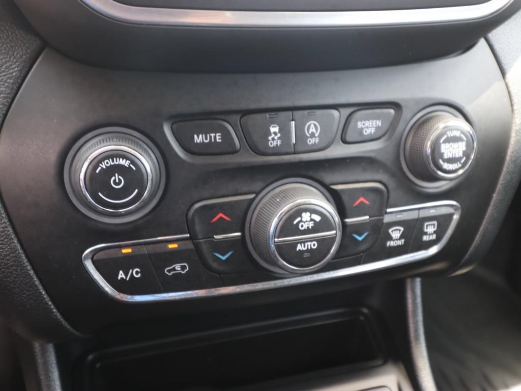 Used 2022 Jeep Cherokee Latitude Lux w/ Mopar Interior Package FWD image 21
