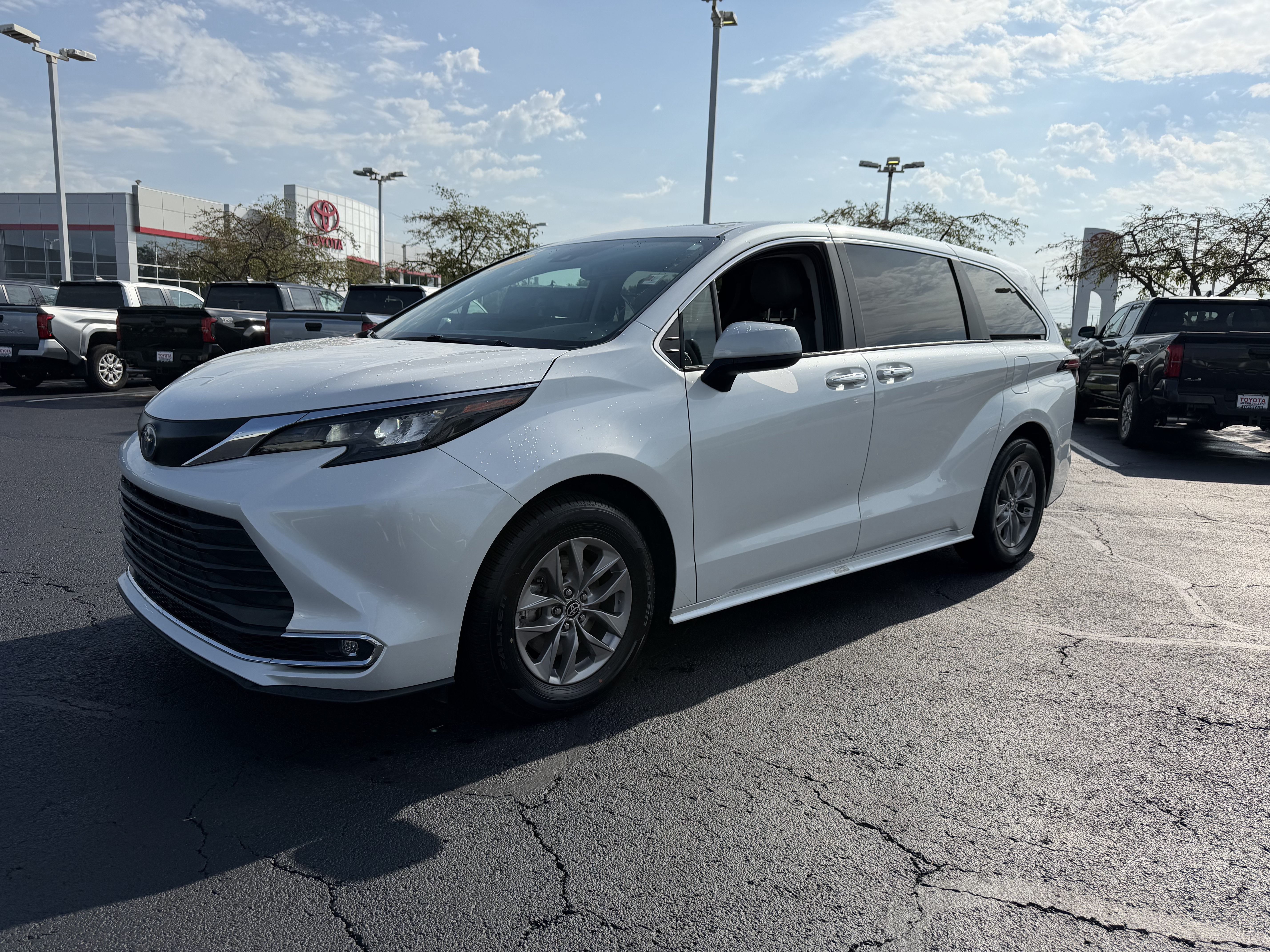 Certified 2024 Toyota Sienna XLE FWD image 3