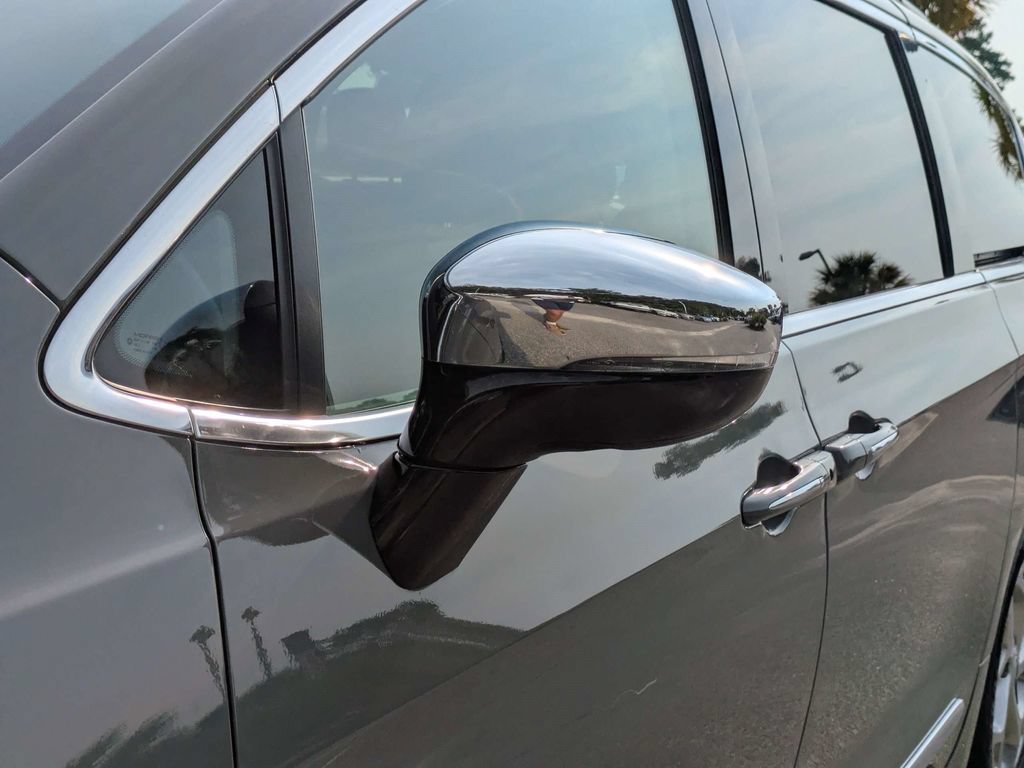 Used 2023 Chrysler Pacifica Limited FWD image 11