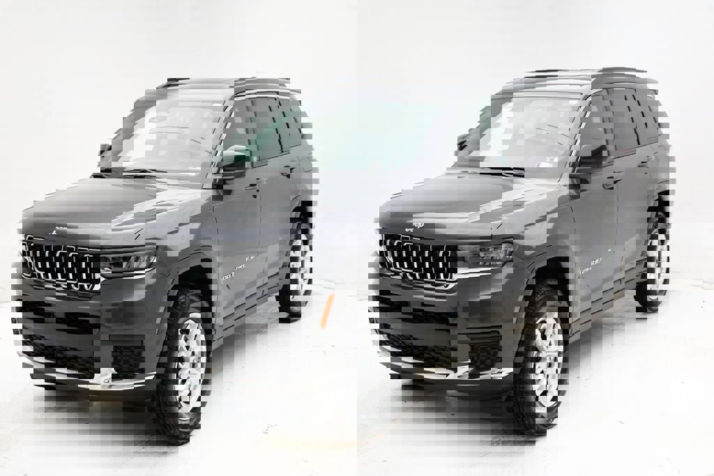 Used 2025 Jeep Grand Cherokee L Laredo image 2