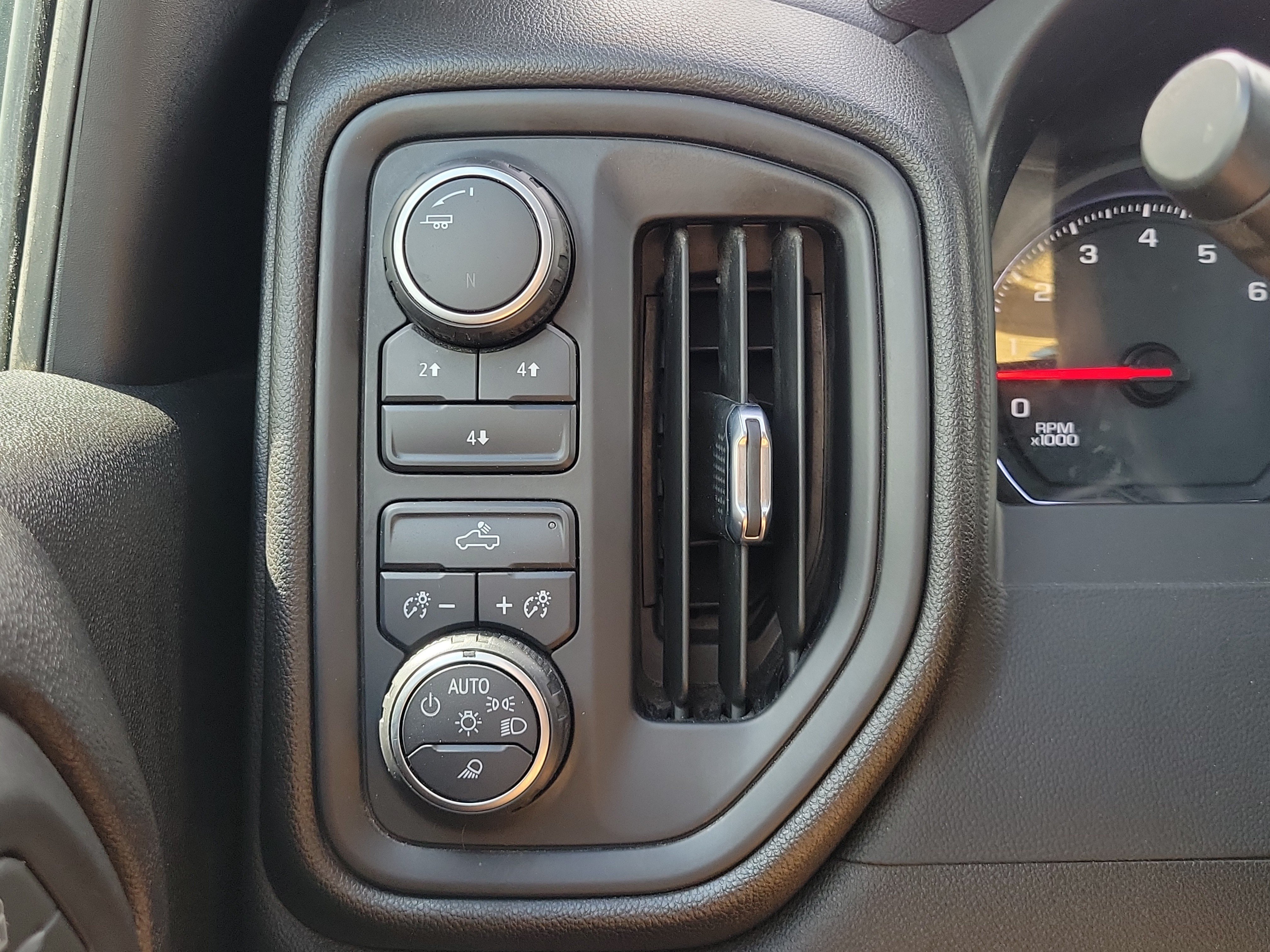 Used 2022 Chevrolet Silverado 2500 Custom w/ Custom Value Package AWD/4WD image 28