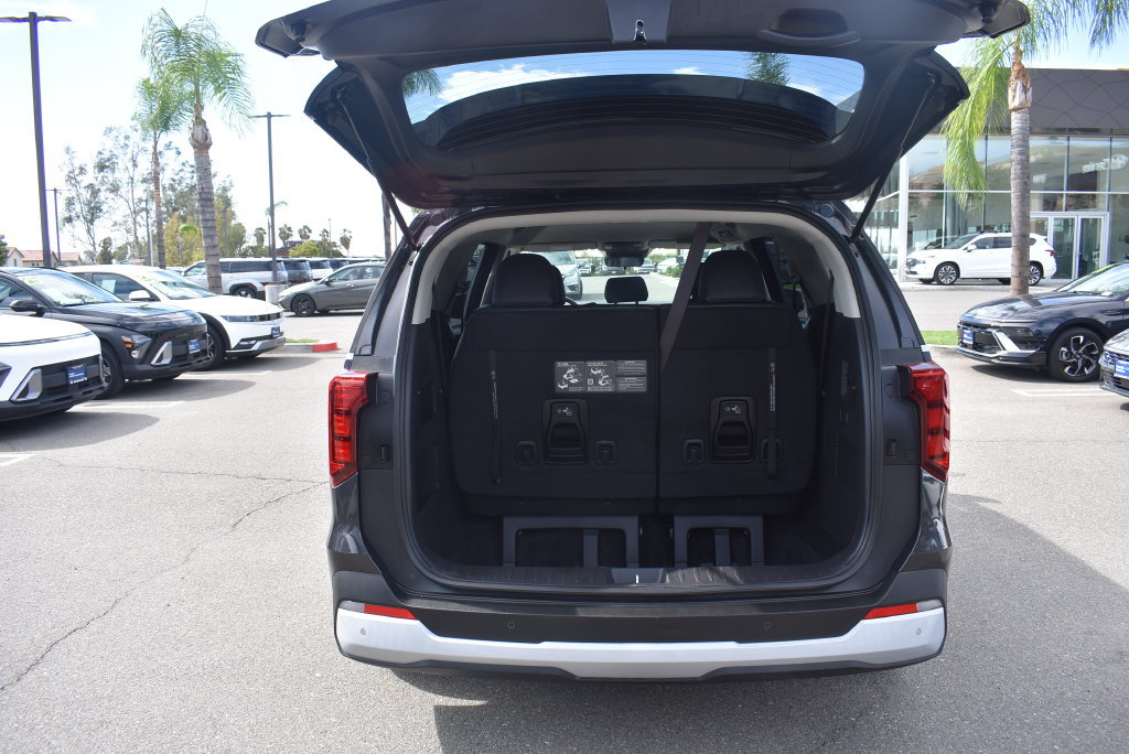 Used 2026 Kia Carnival FWD image 9