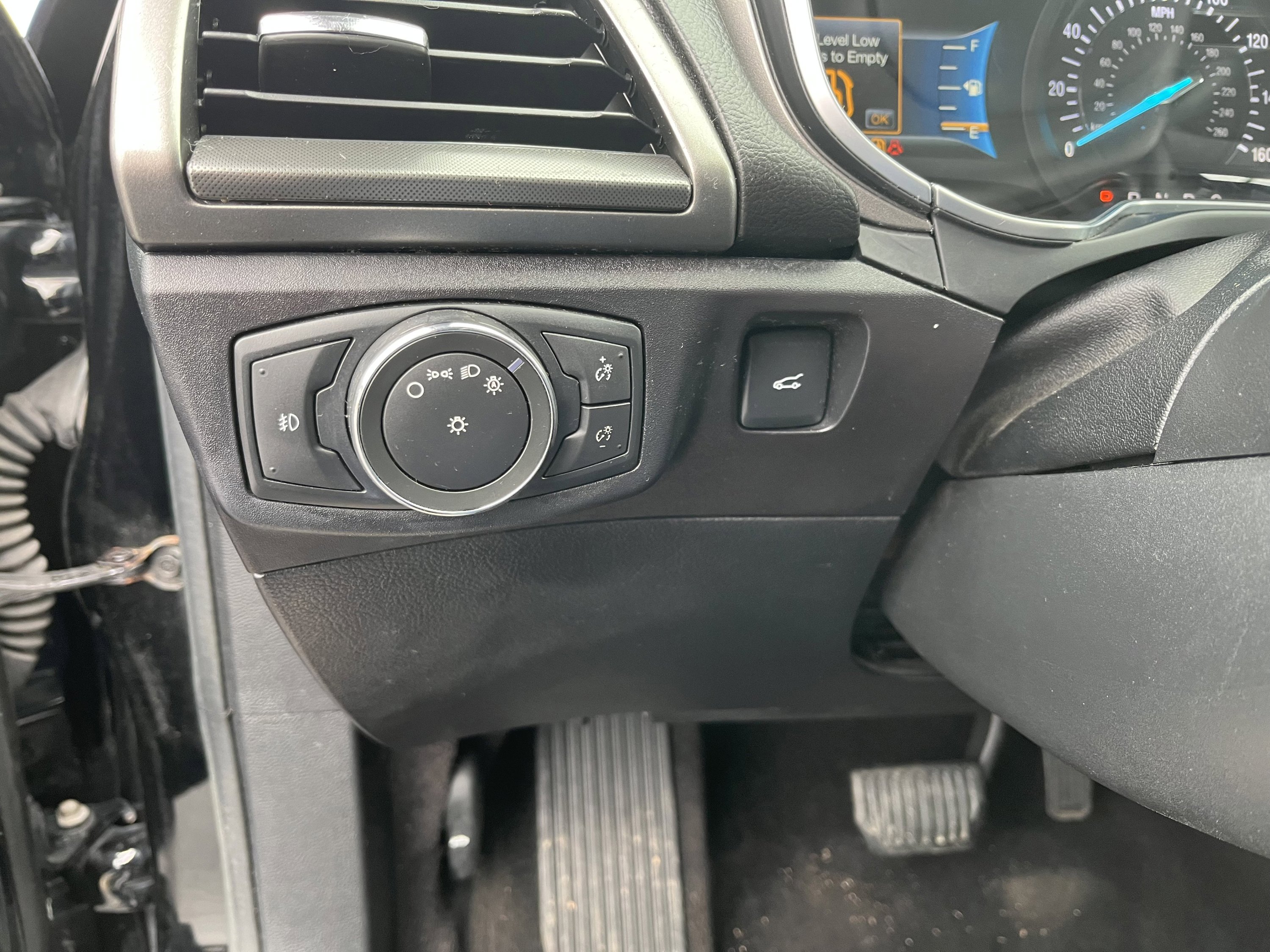 Used 2017 Ford Fusion SE w/ Equipment Group 201A image 14