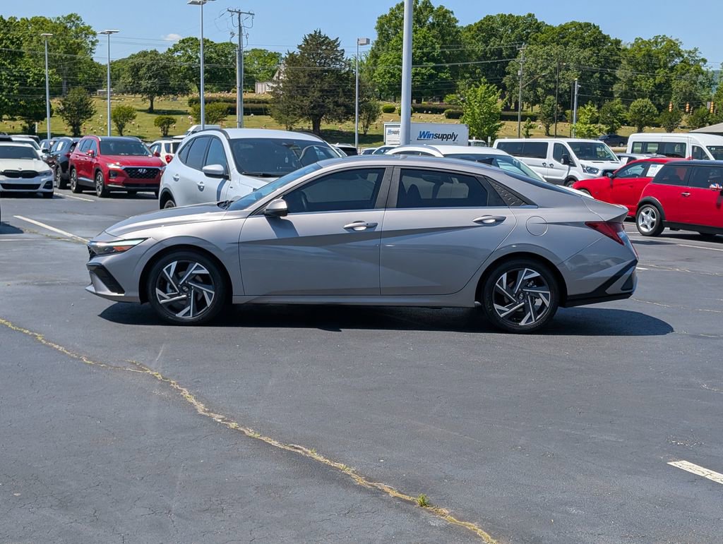 Used 2024 Hyundai Elantra SEL w/ Convenience Package FWD image 5