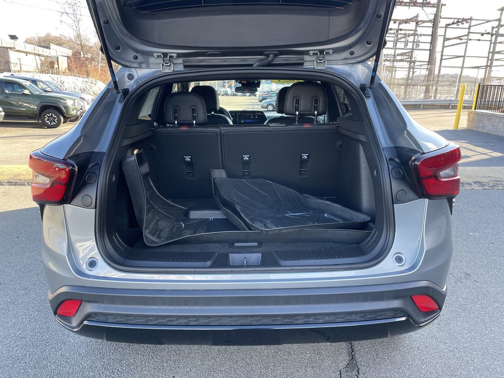 Used 2025 Chevrolet Trax RS w/ Sunroof Package image 13