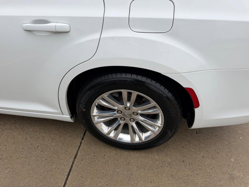 Used 2018 Chrysler 300 Touring w/ Driver Convenience Group image 5