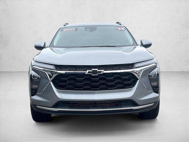 Certified 2025 Chevrolet Trax LT w/ LPO, Blackout Package FWD image 3