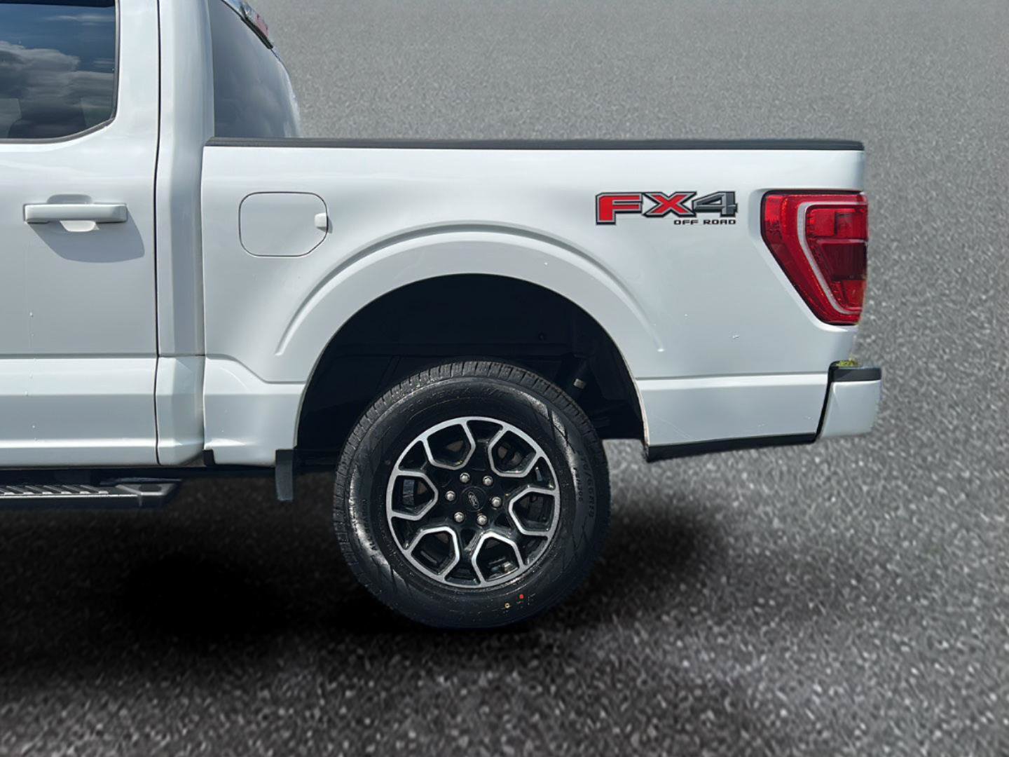 Used 2022 Ford F150 XLT w/ Equipment Group 302A High AWD/4WD image 4