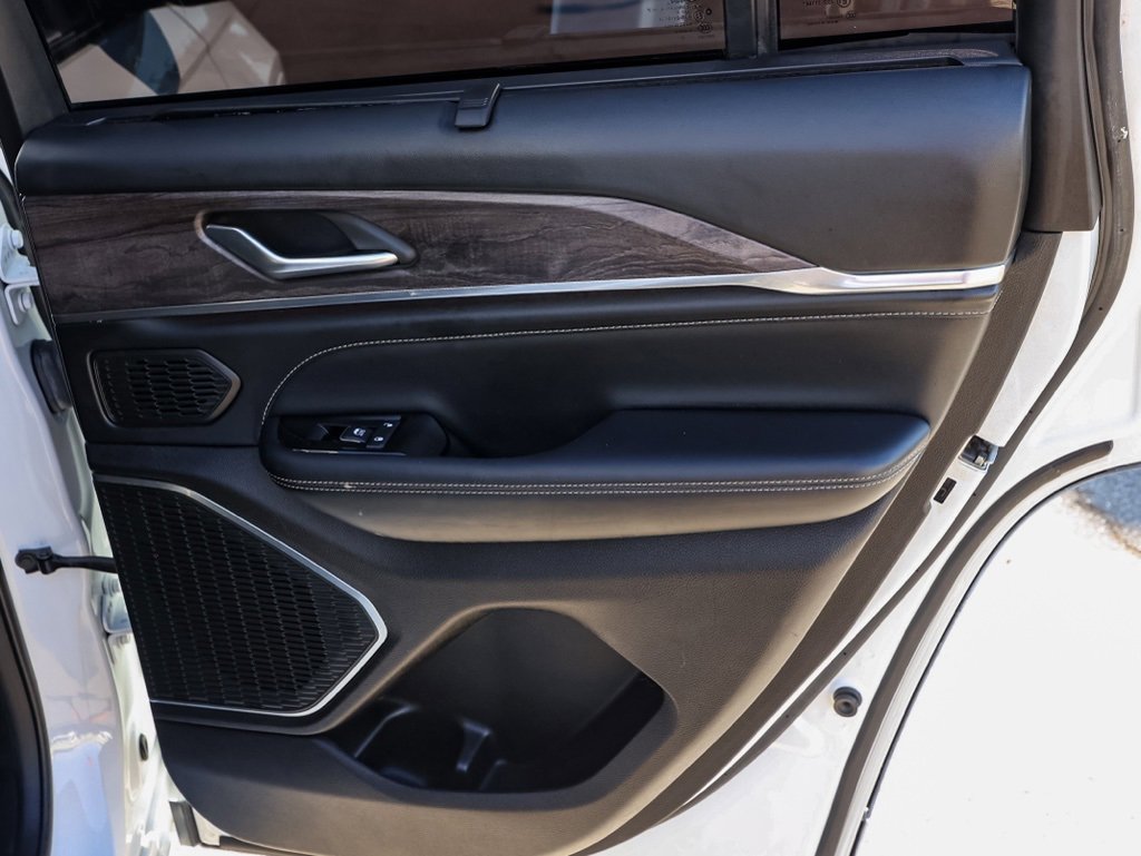 Used 2022 Jeep Grand Cherokee Overland w/ Luxury Tech Group IV image 19