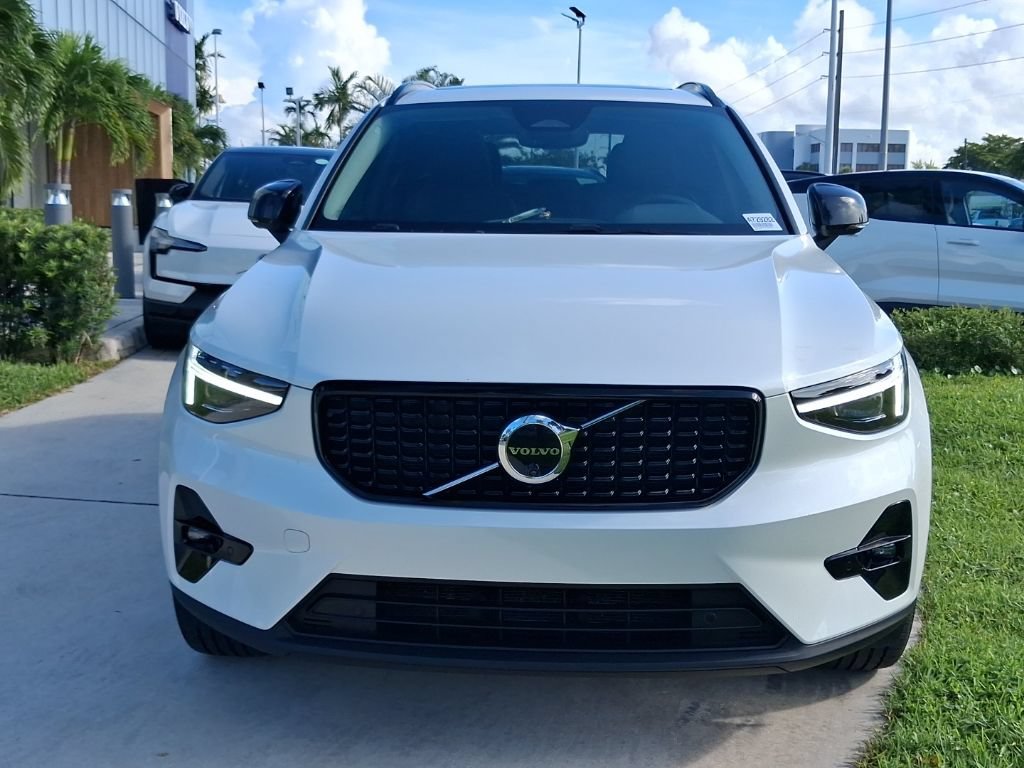 Used 2026 Volvo XC40 B5 Plus AWD/4WD image 2