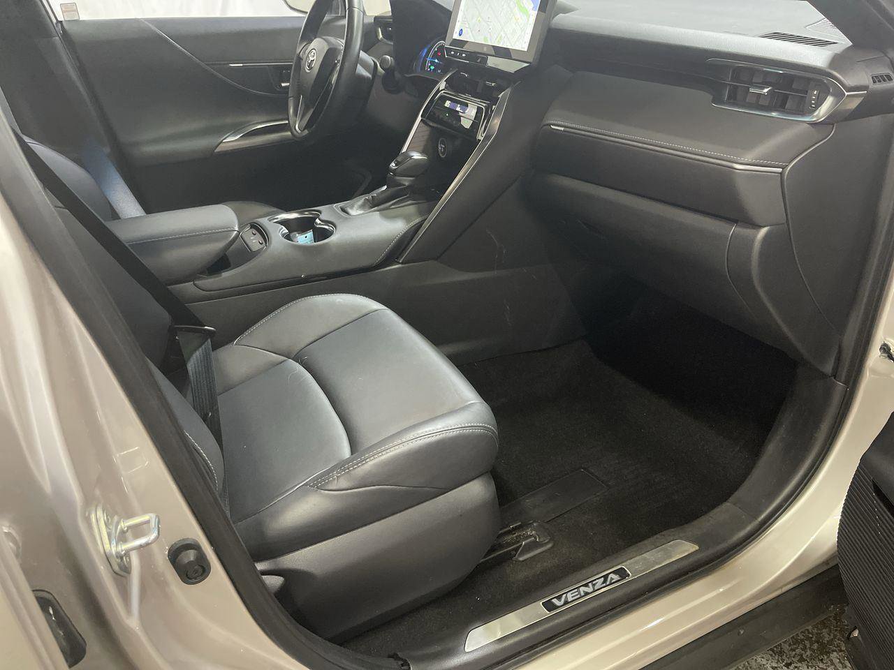 Used 2024 Toyota Venza XLE image 24