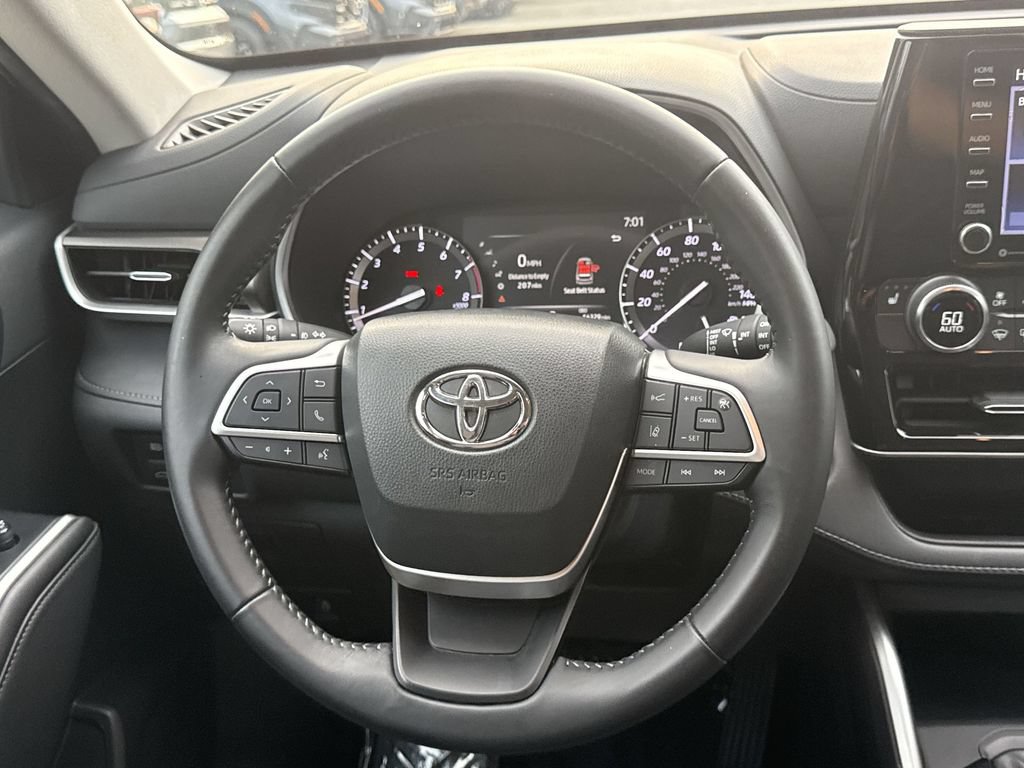 Used 2022 Toyota Highlander XLE AWD/4WD image 11