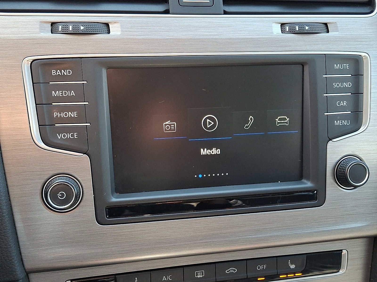 Used 2017 Volkswagen Golf Wolfsburg Edition image 19