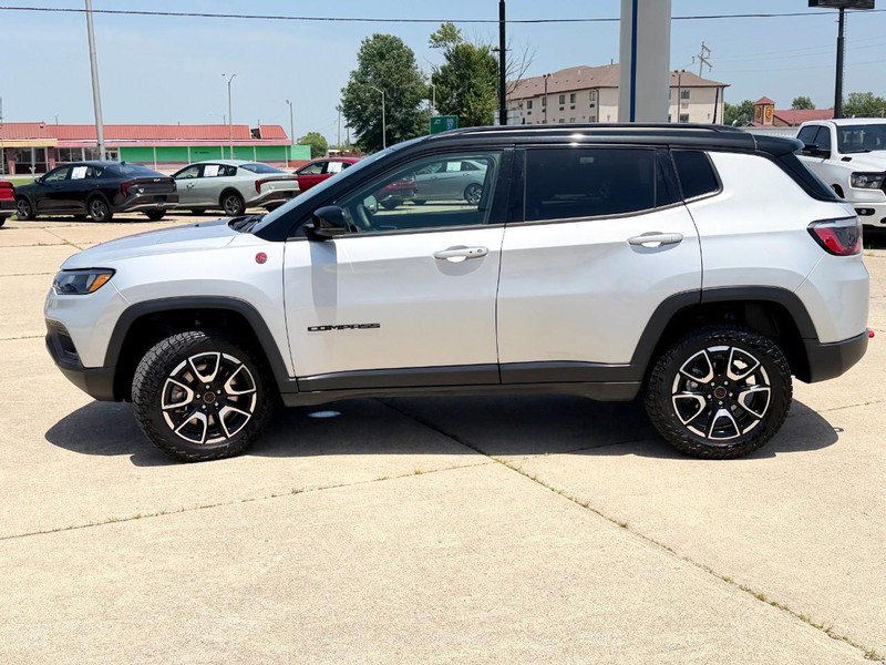 Used 2025 Jeep Compass Trailhawk AWD/4WD image 6