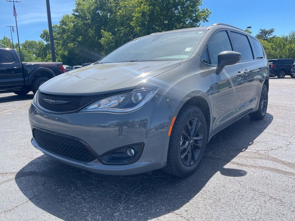 Used 2020 Chrysler Pacifica Touring-L w/ Premium Audio Group AWD/4WD image 2