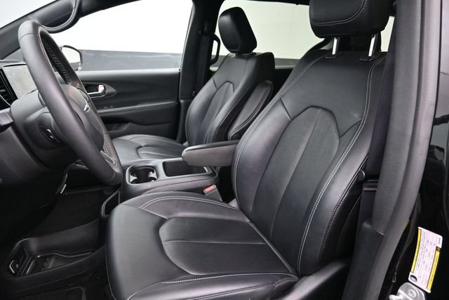 Used 2025 Chrysler Pacifica Select FWD image 13