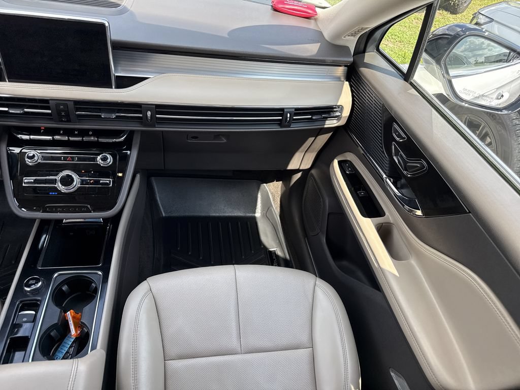 Used 2022 Lincoln Corsair AWD w/ Premium Package image 16