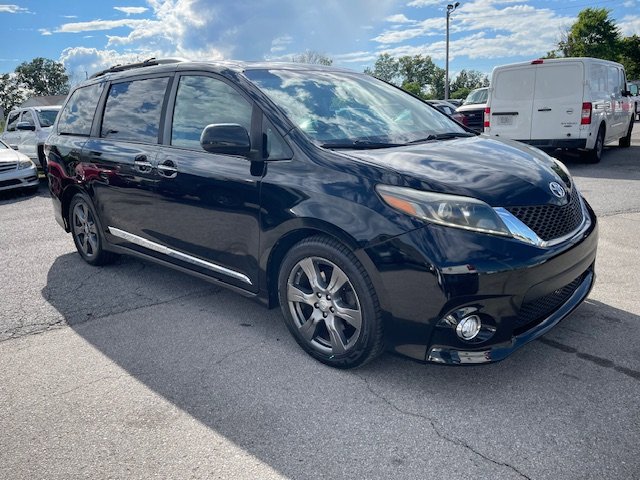 Used 2017 Toyota Sienna SE FWD image 3