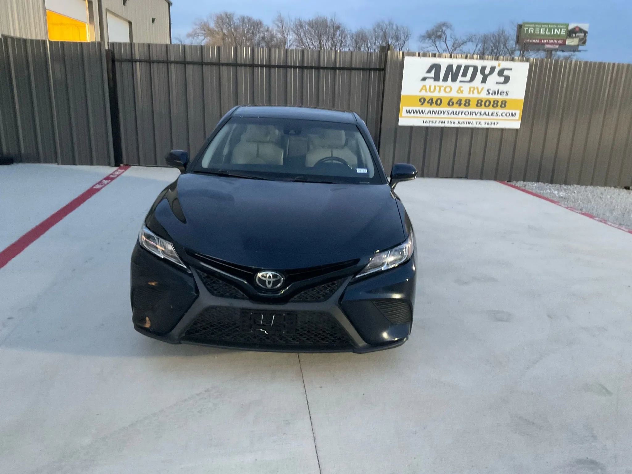 Used 2019 Toyota Camry SE image 2