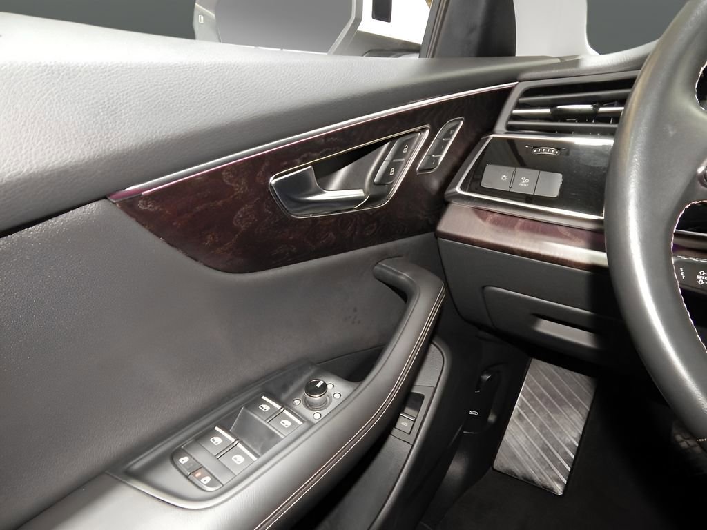 Used 2023 Audi Q8 Premium Plus image 31