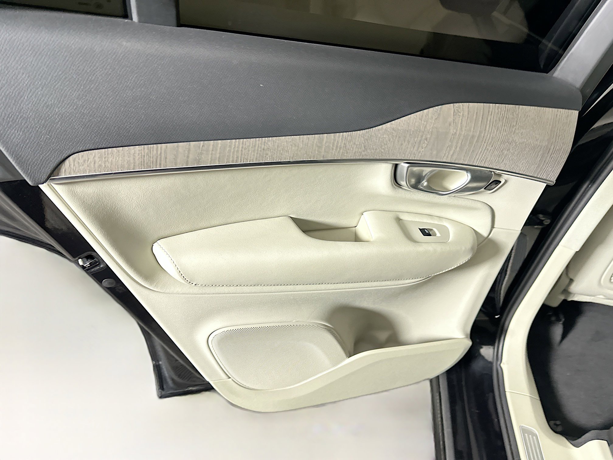 Used 2024 Volvo XC90 B6 Plus image 27