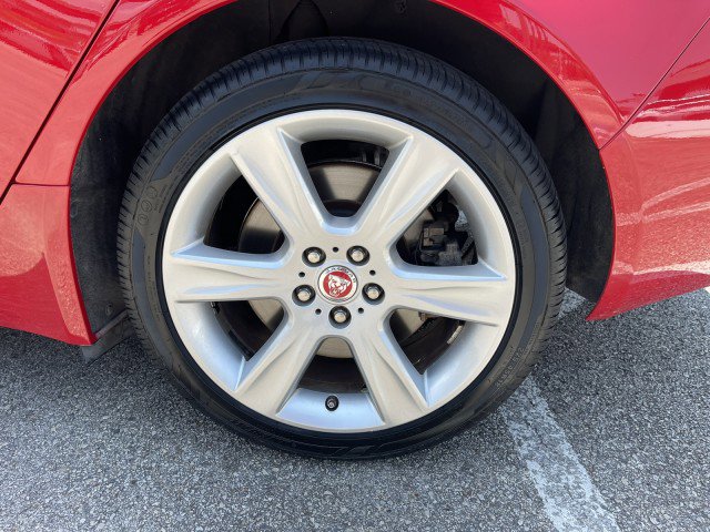 Used 2019 Jaguar XE Premium image 70