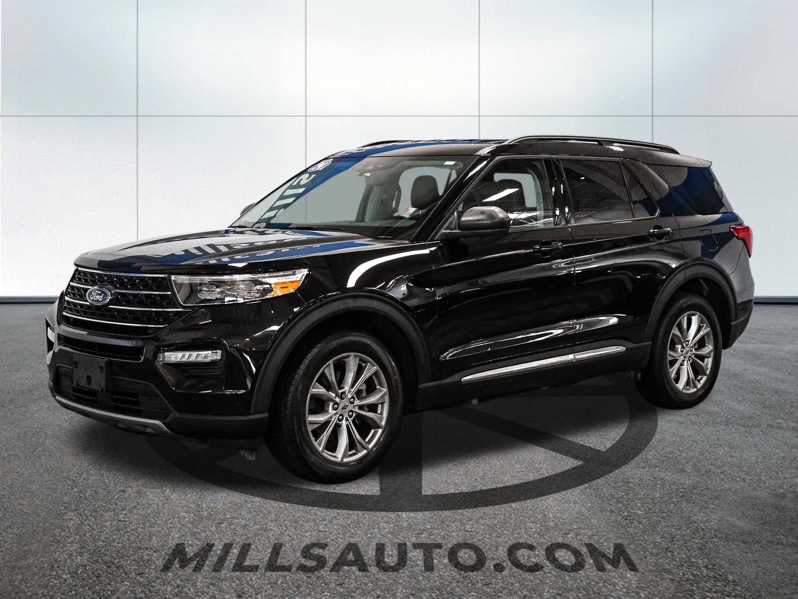 Used 2024 Ford Explorer XLT w/ Equipment Group 202A AWD/4WD image 2