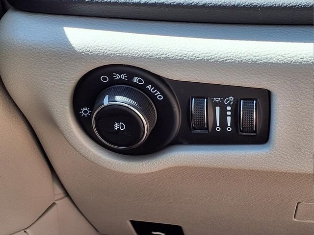 Used 2024 Chrysler Pacifica Touring-L FWD image 23
