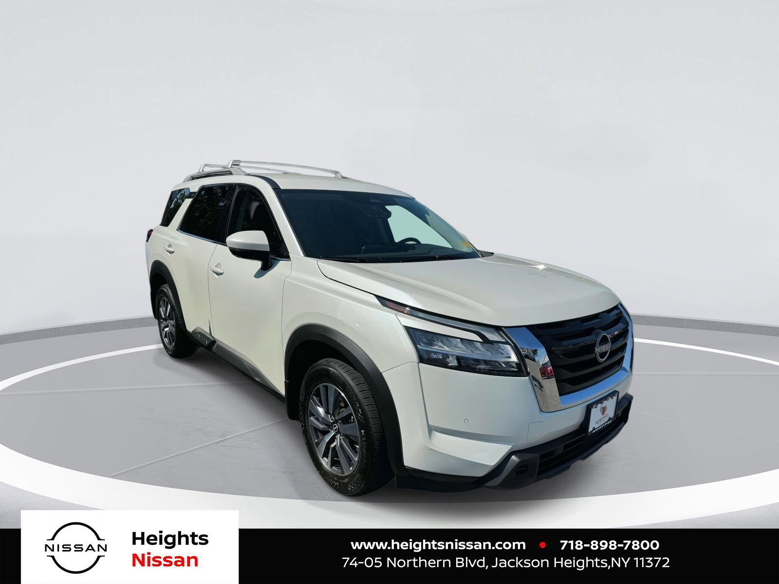 Used 2024 Nissan Pathfinder SL image 1