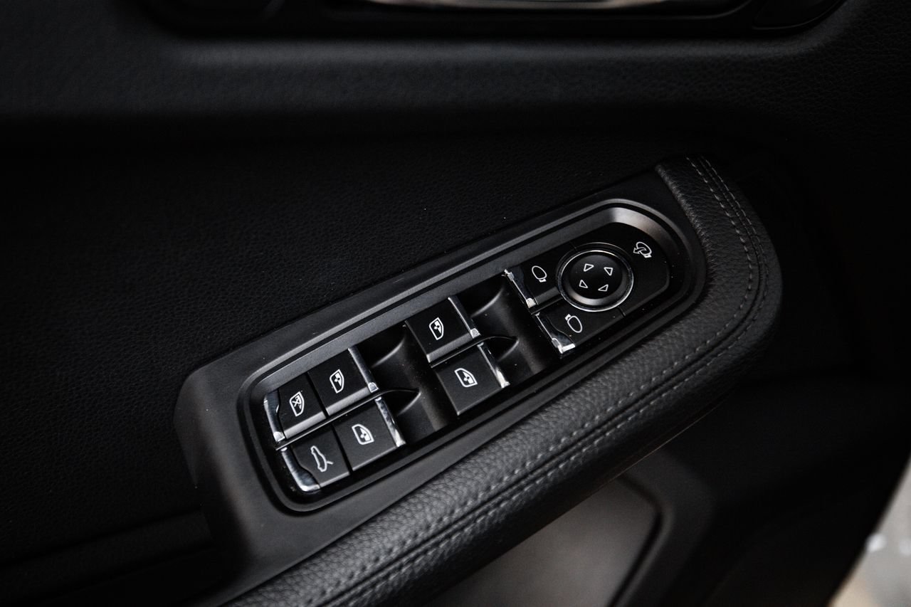 Certified 2023 Porsche Macan AWD/4WD image 22