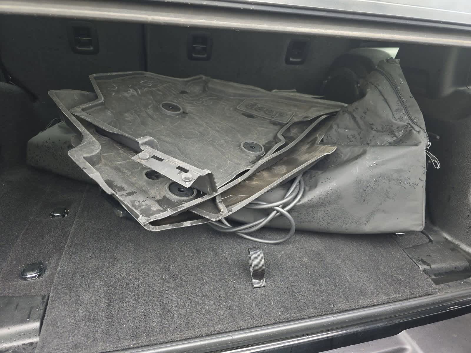 Used 2023 Jeep Wrangler Unlimited w/ Sun & Screen Package image 44