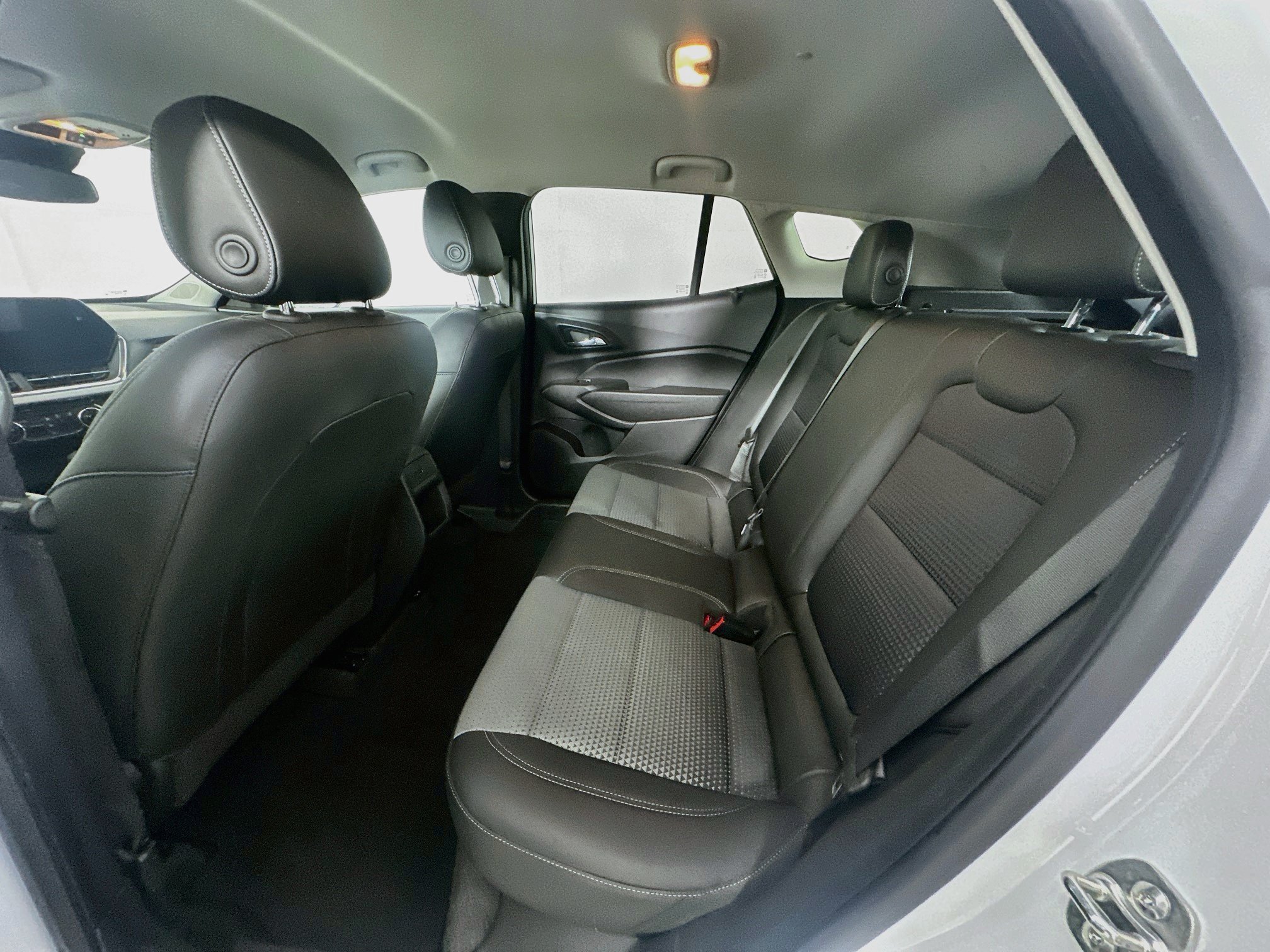 Used 2025 Chevrolet Trax LT FWD image 25