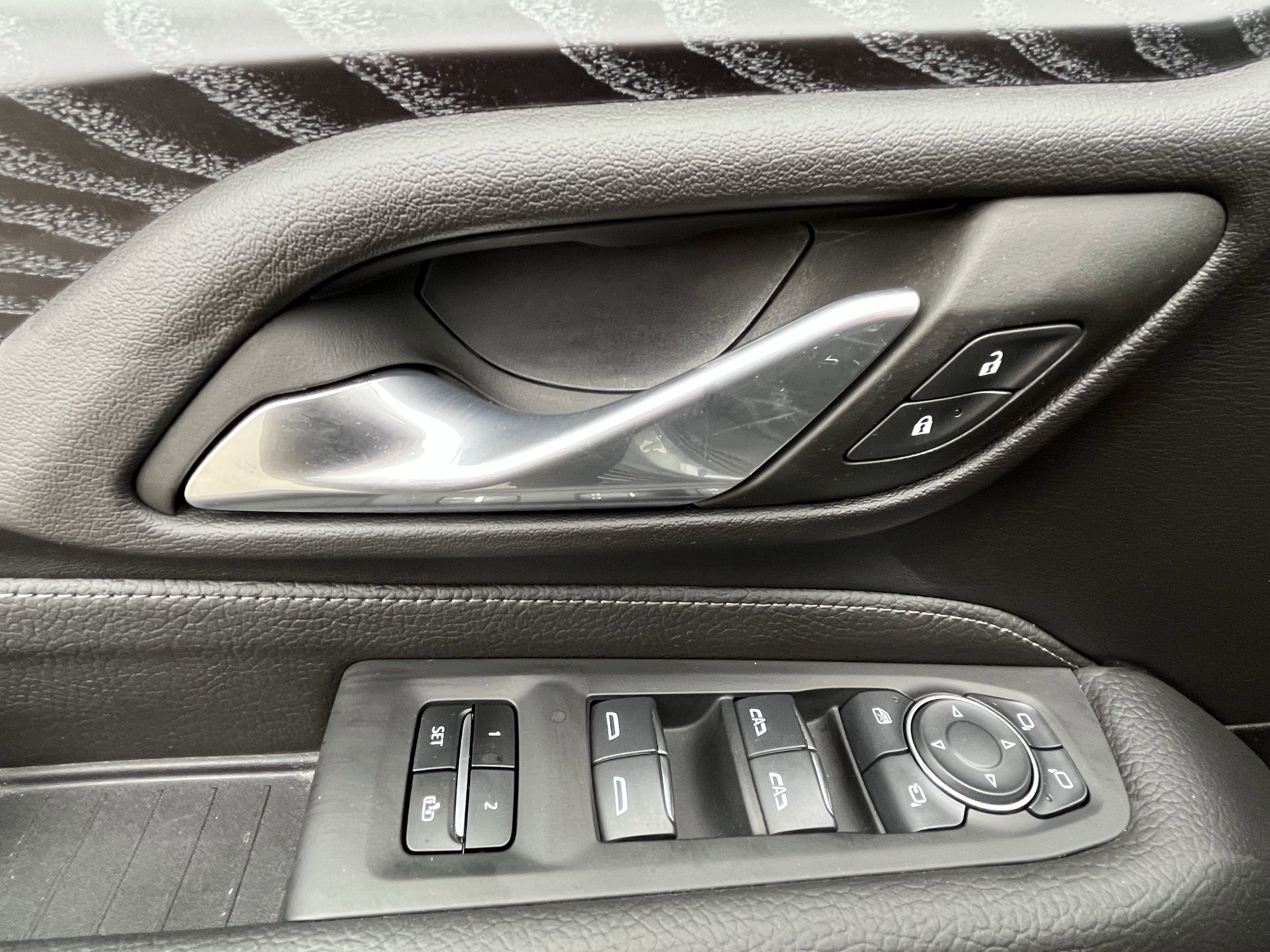 Used 2024 GMC Yukon XL Denali w/ Advanced Technology Package image 15