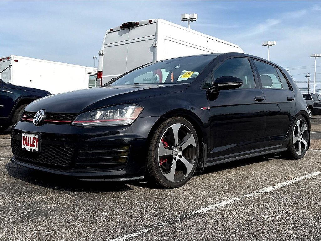 Used 2016 Volkswagen Golf 4-Door FWD image 2