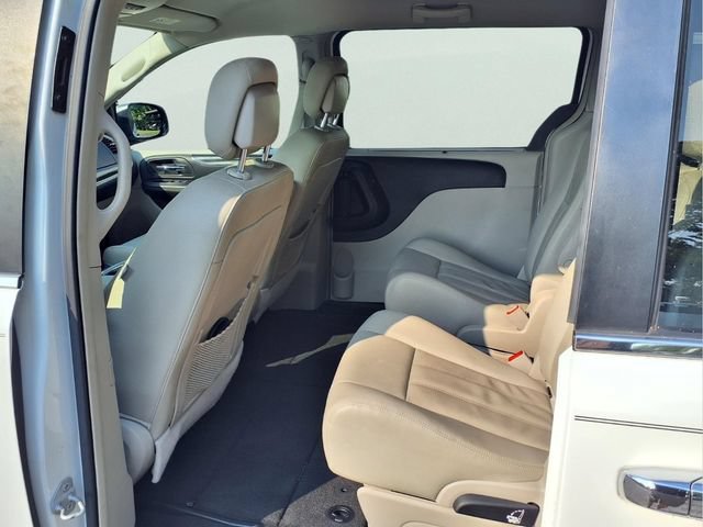 Used 2016 Chrysler Town & Country Touring w/ Driver Convenience Group FWD image 17
